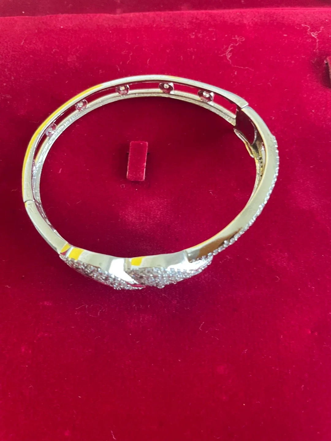 Assorted Jewellery Set: Necklace, Bracelet & Earrings