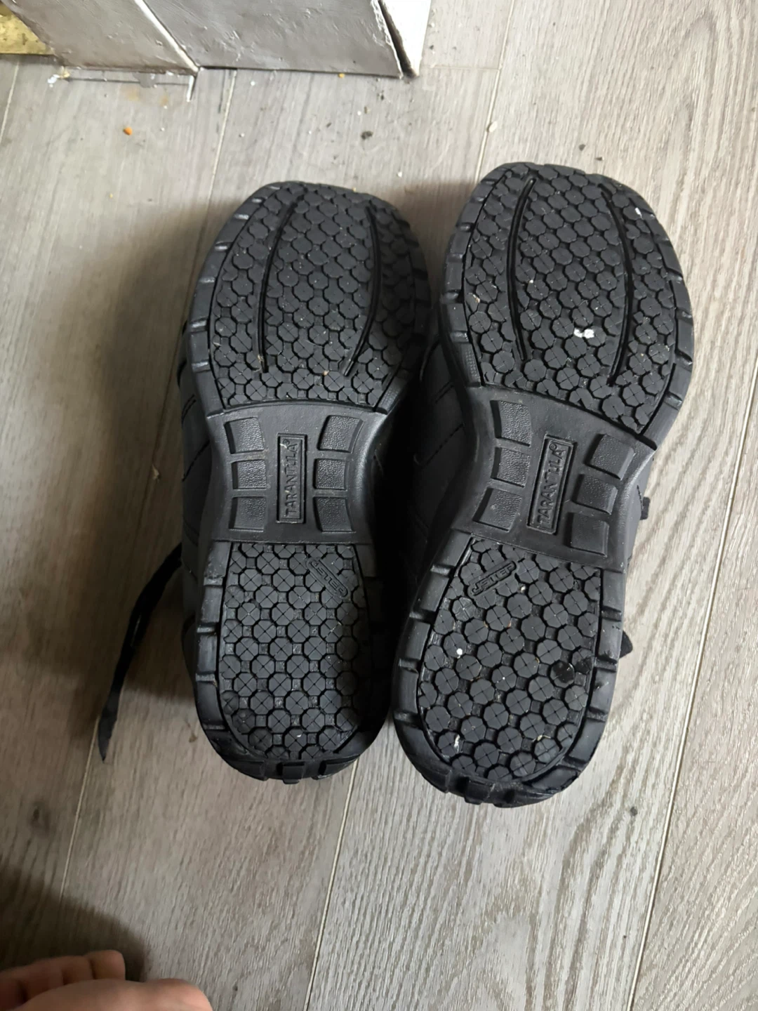 Dakota non slip shoes