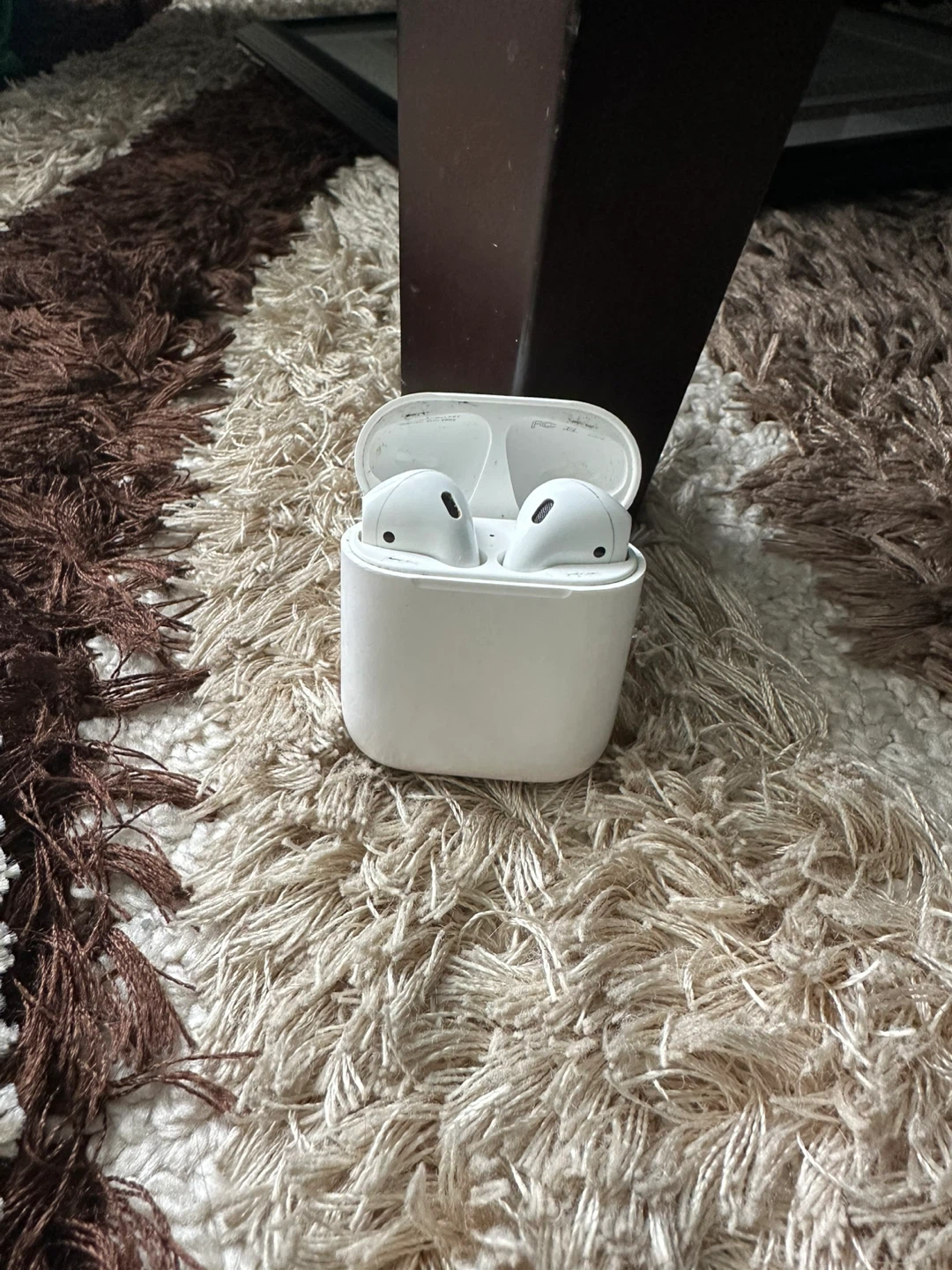 Apple AirPods (1 Generation) with Charging Case - photo 2