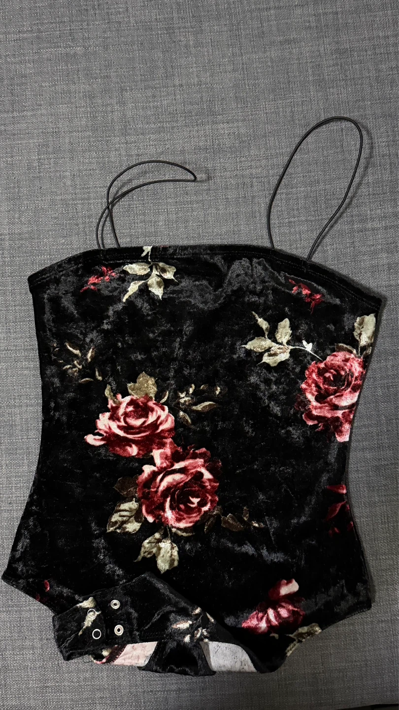 Black velvet floral bodysuit and white one-shoulder top - photo 2