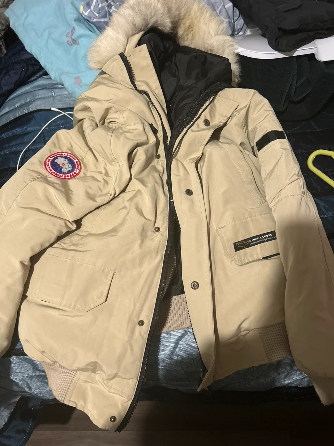 Woman’s Canada Goose Jacket size Medium - photo 2