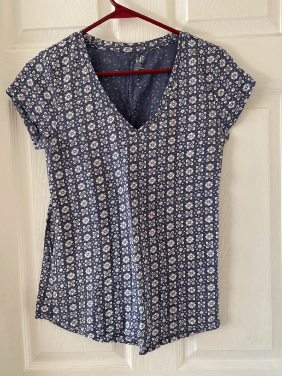 GAP Women's Blue Floral Print V-Neck T-Shirt - XS