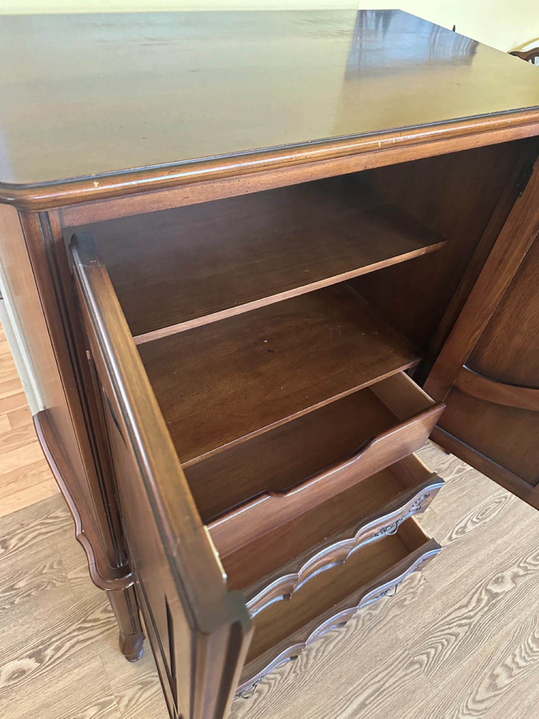 Vintage Malcolm French Provincial Armoire (CAN DELIVER) - photo 4