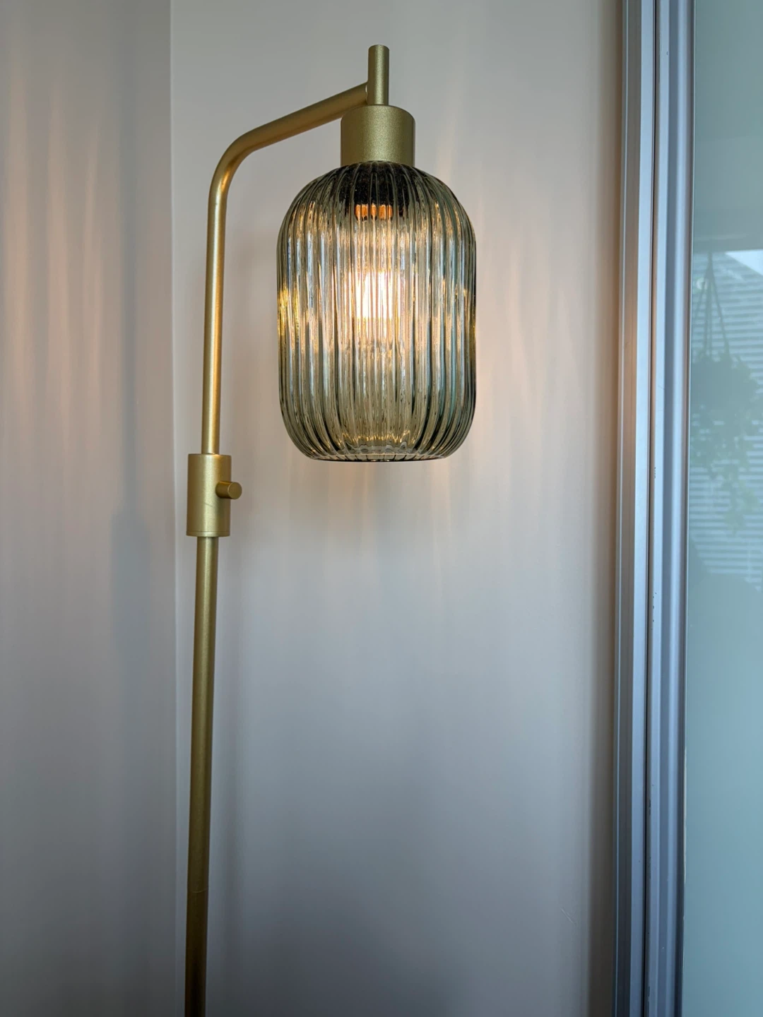 MOVING OUT SALE‼️ Modern Gold Floor Lamp with Ribbed Glass Shade - photo 3