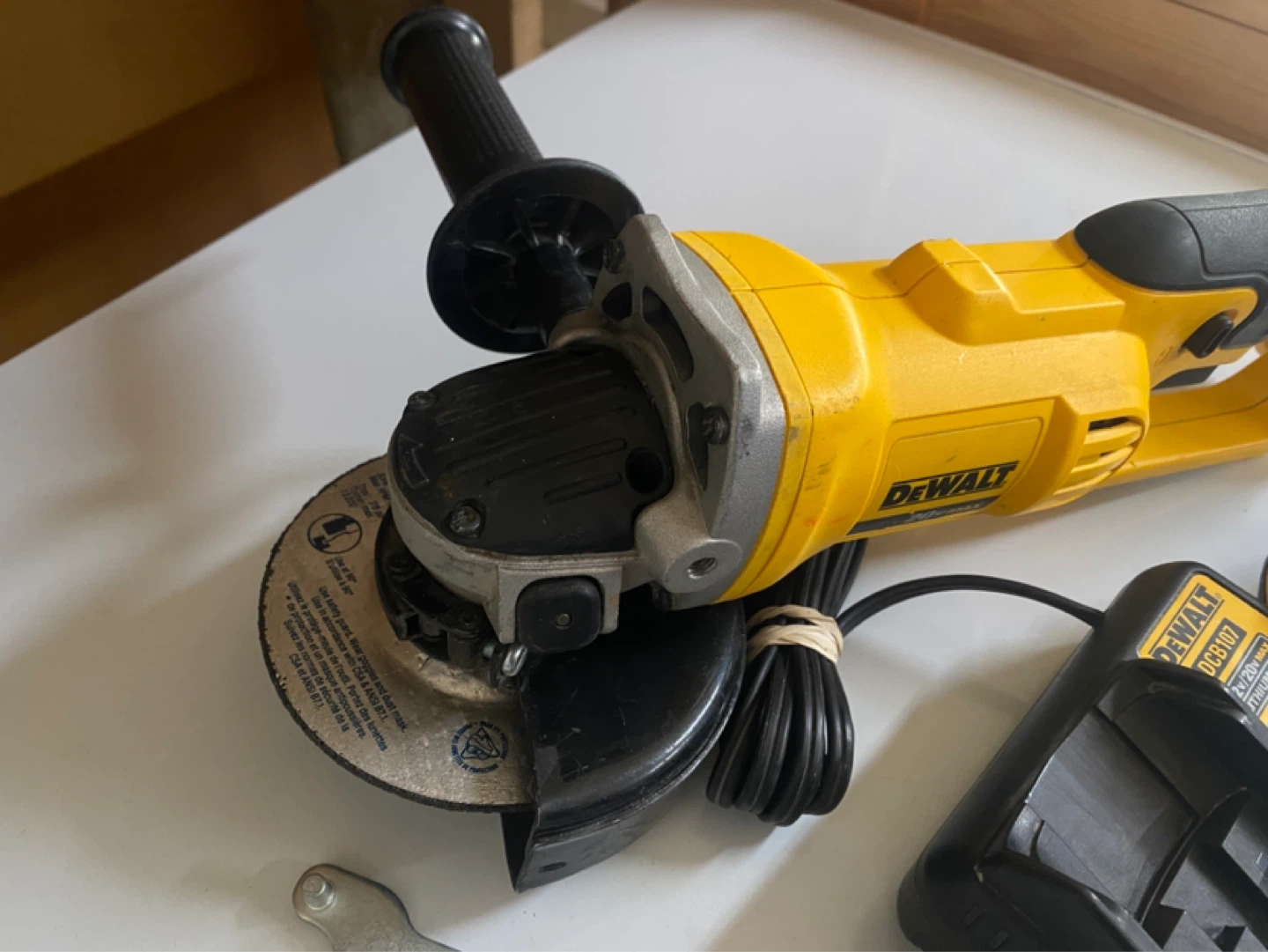 Dewalt 20v 4-1/2” grinder with battery and charger - photo 5