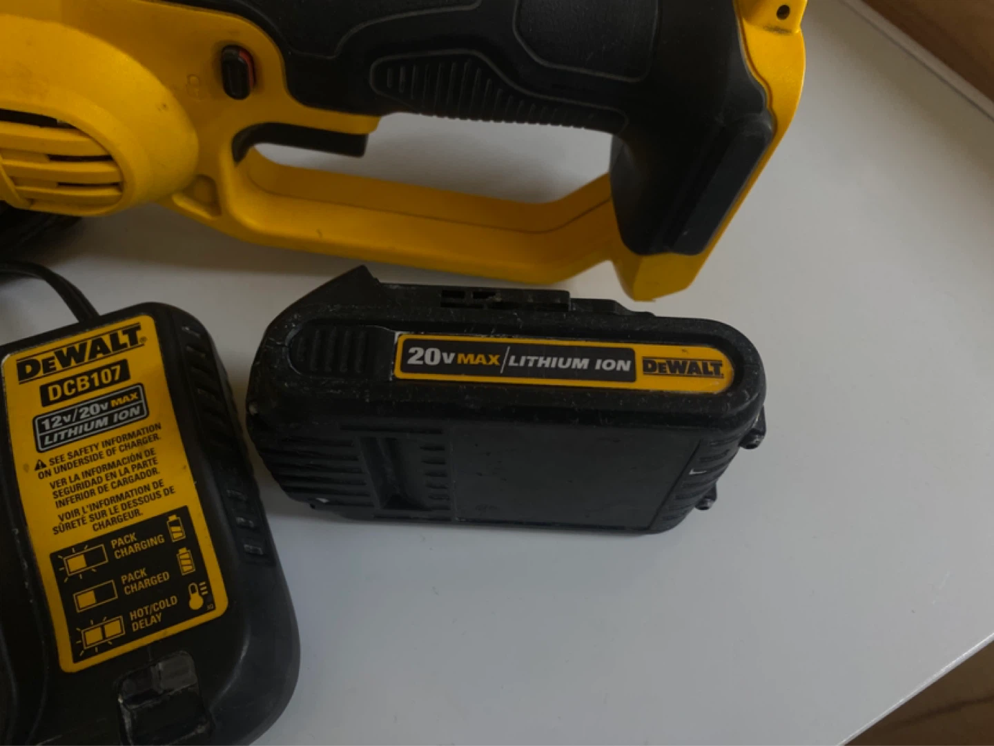 Dewalt 20v 4-1/2” grinder with battery and charger - photo 3