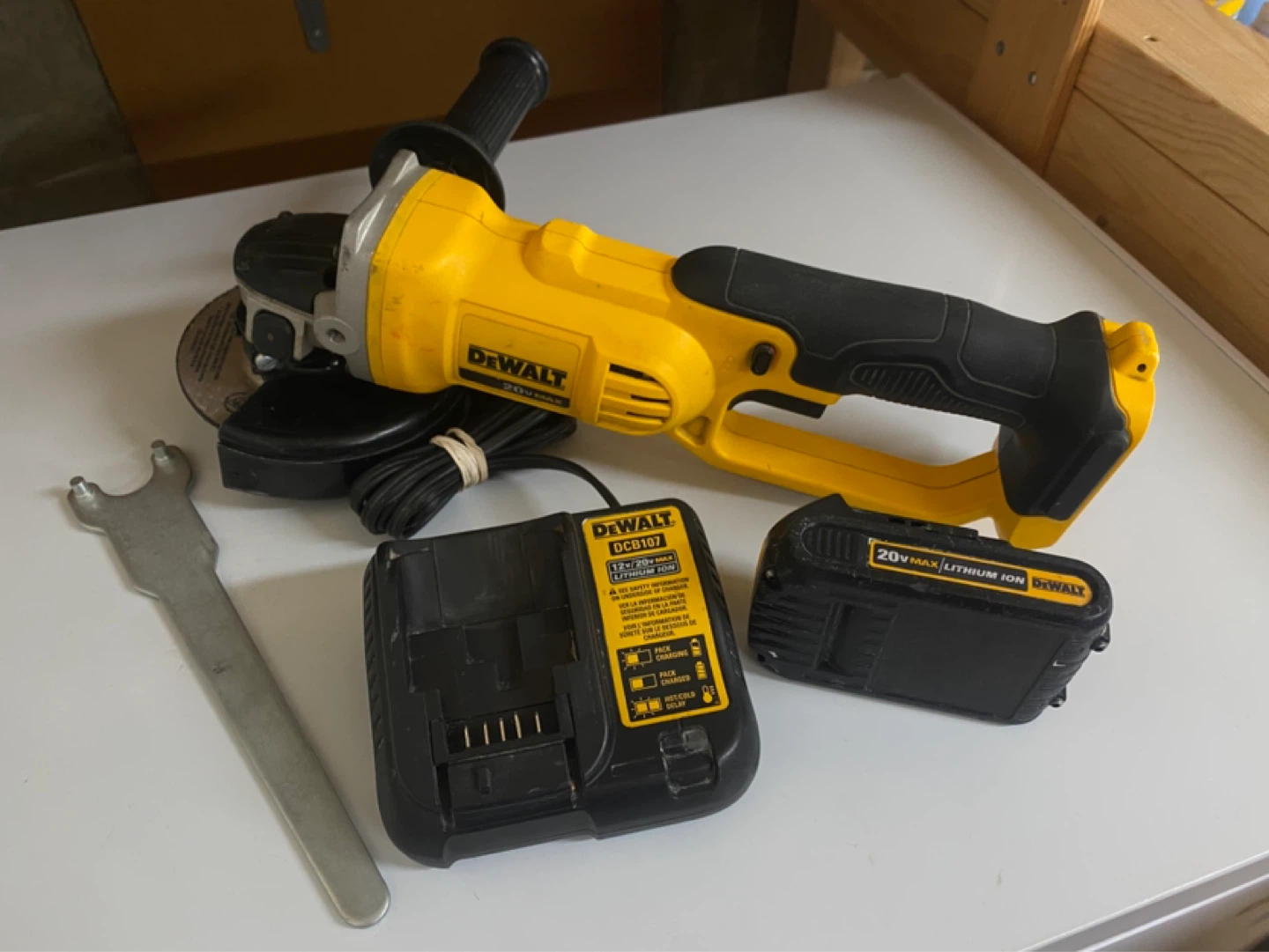 Dewalt 20v 4-1/2” grinder with battery and charger