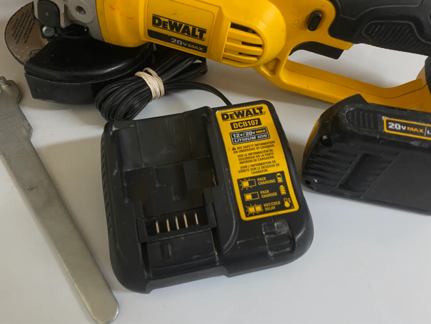 Dewalt 20v 4-1/2” grinder with battery and charger - photo 2