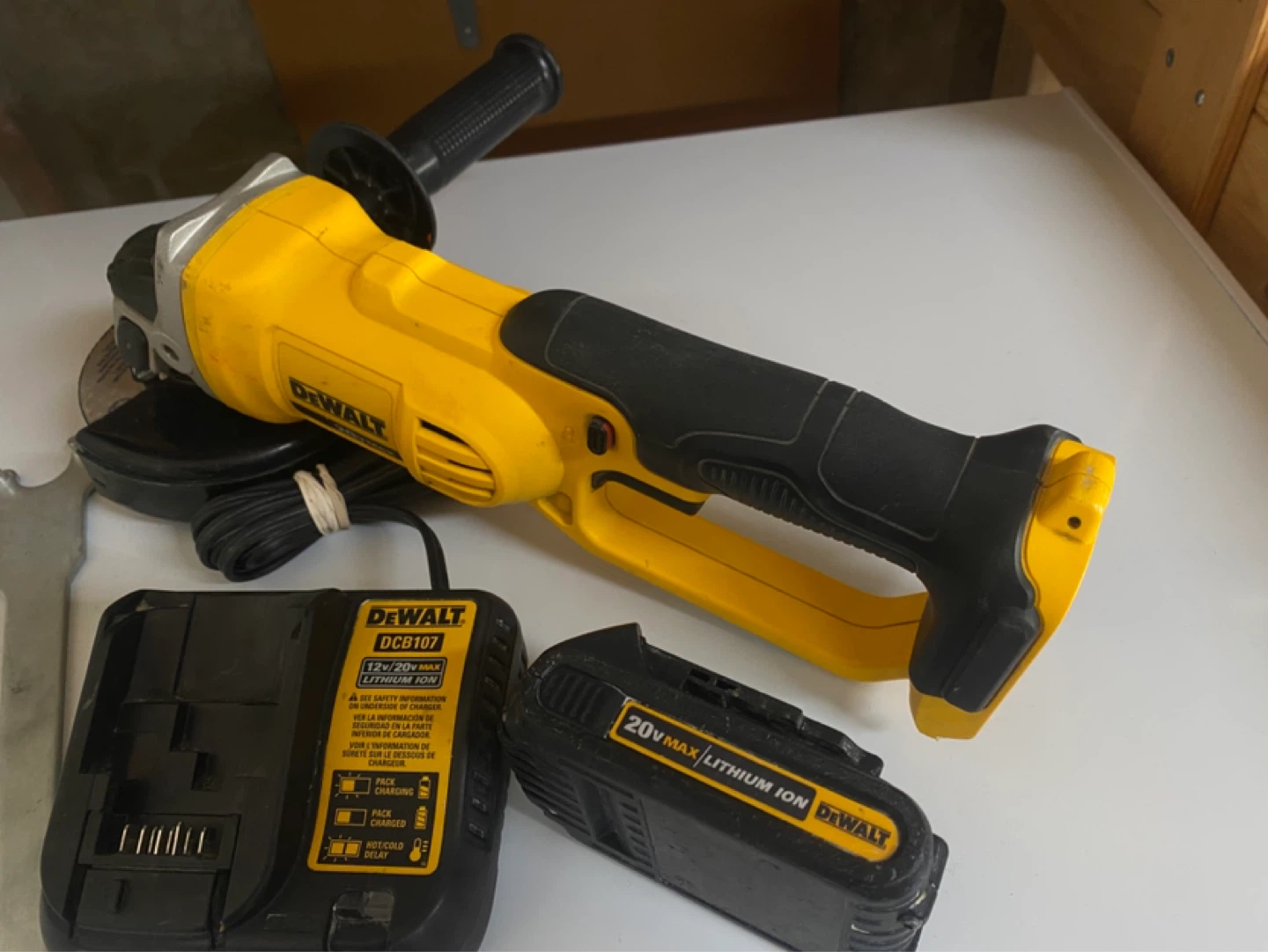 Dewalt 20v 4-1/2” grinder with battery and charger - photo 4