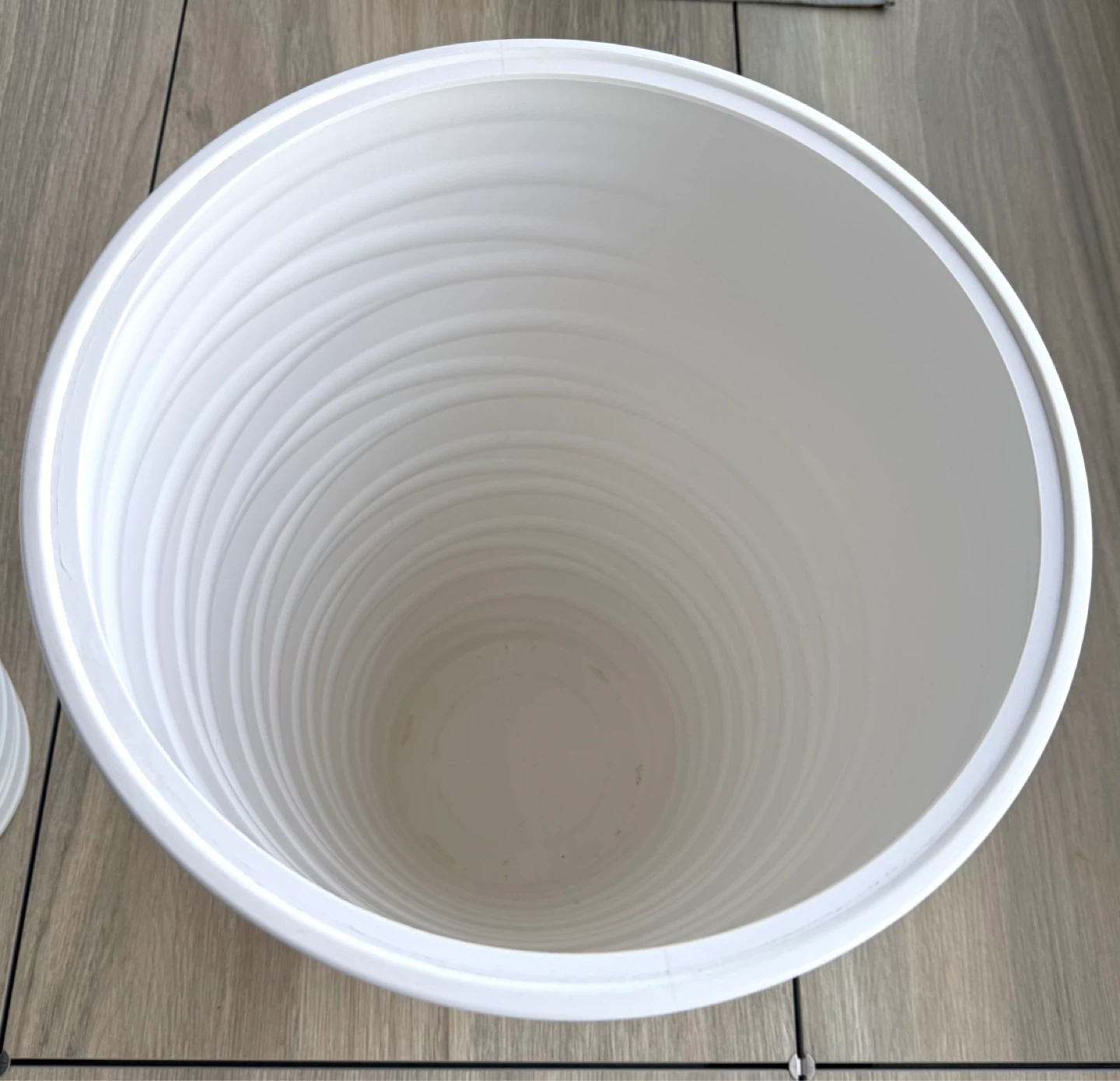 Two tall white planters, like new - photo 2