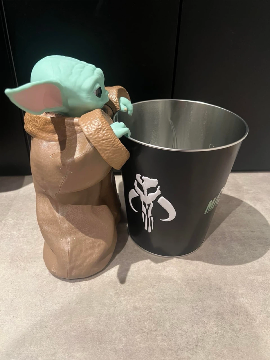 Mandalorian and Grogu popcorn tin and cup - photo 3