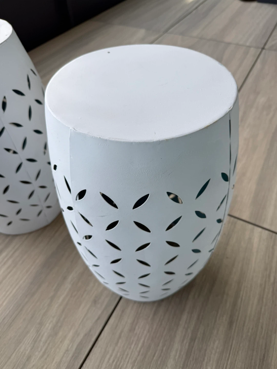 Pair of white metal side tables / garden stools - photo 5