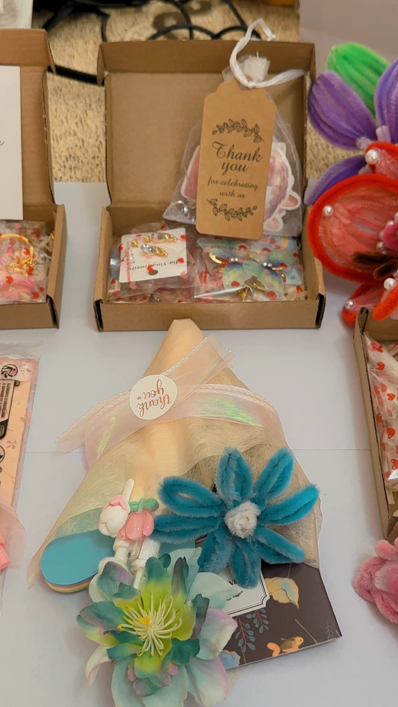 Handmade Gift Boxes with Pens and Flowers - photo 2