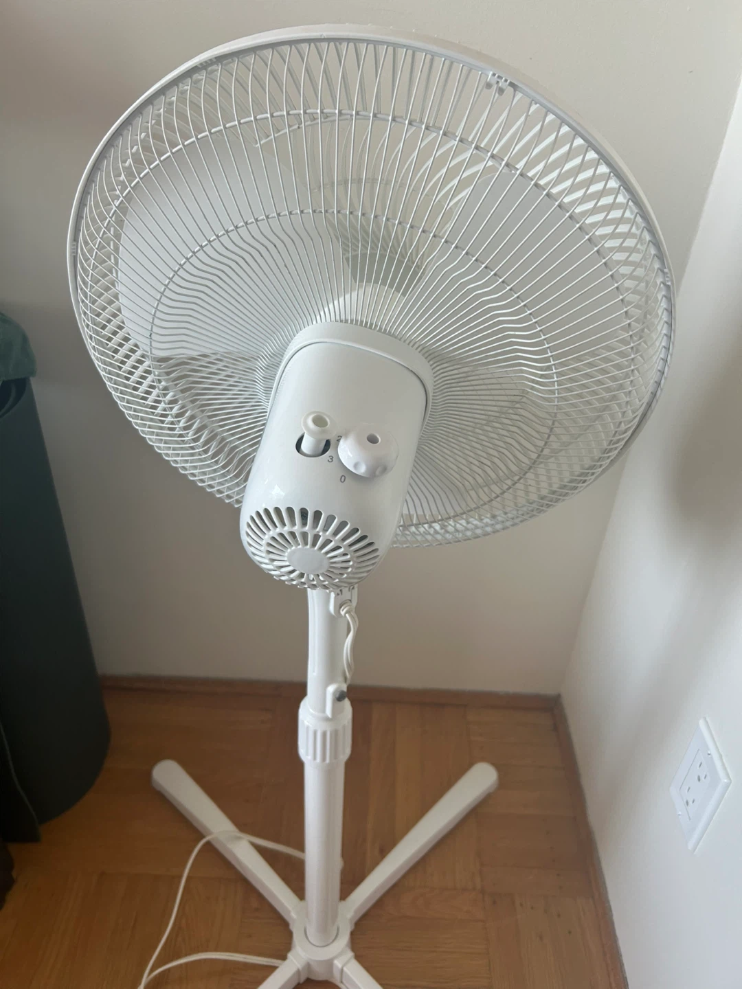 Pelonis White Stand Fan - photo 3