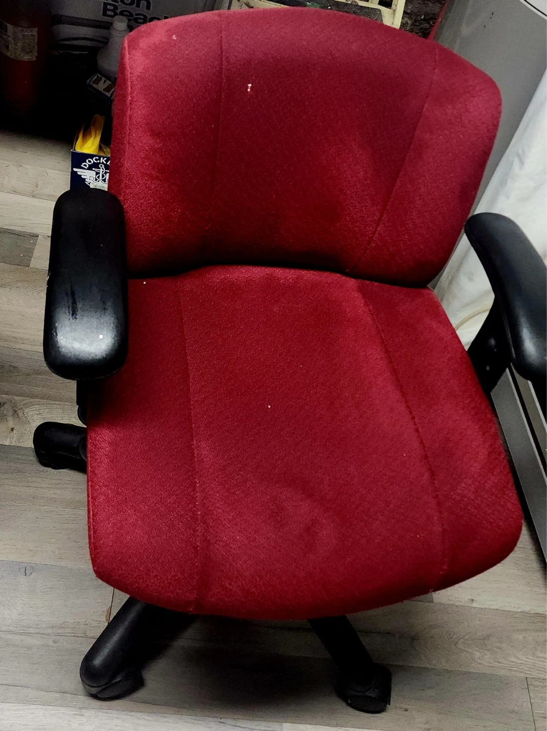 Chaise de bureau confortable rouge avec accoudoirs – 35$