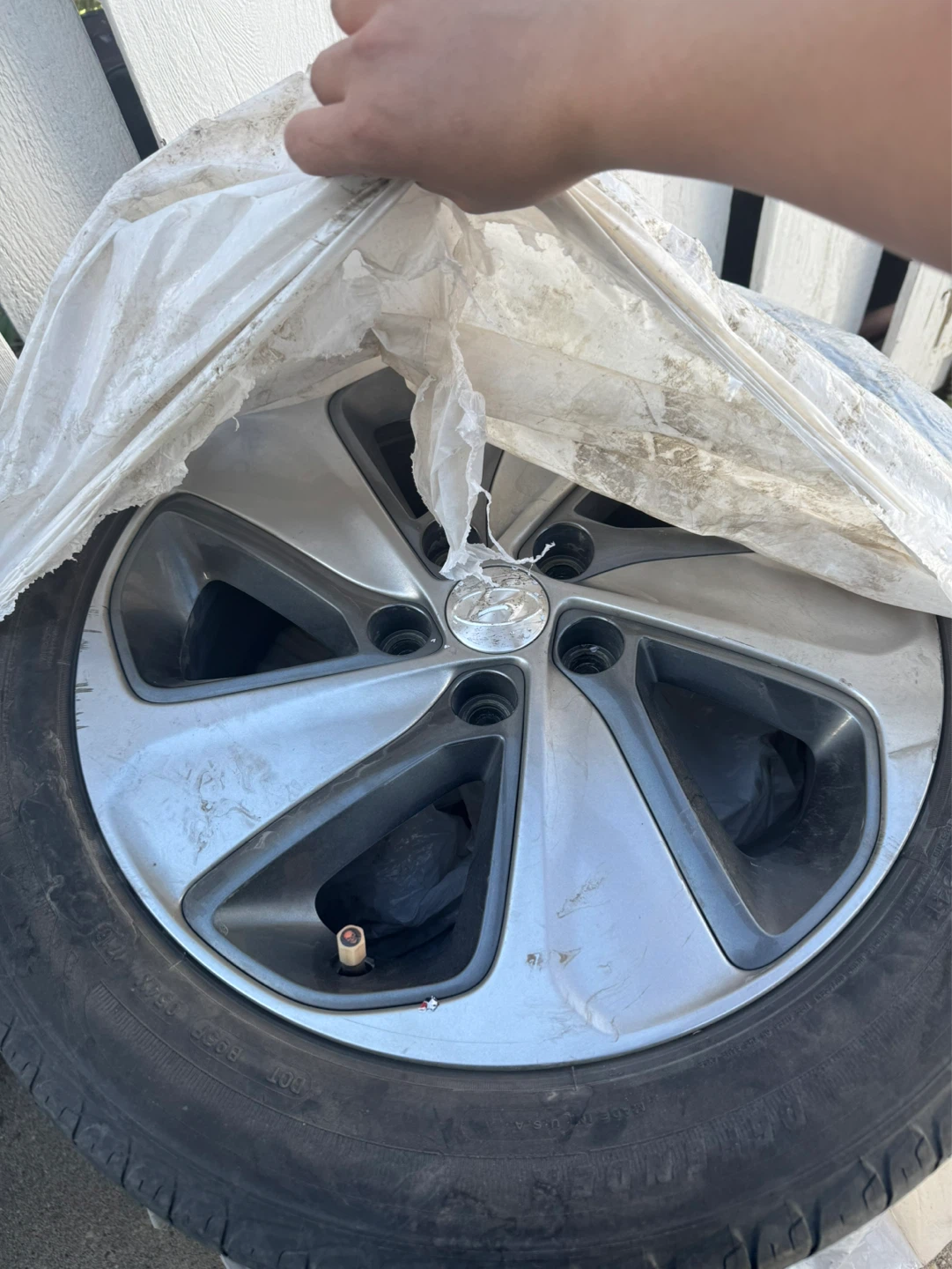 215/55R17 Tire and Original Hyundai Rims - photo 2