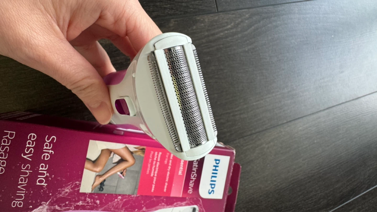 Philips SatinShave Essential Wet & Dry Electric Shaver - photo 4