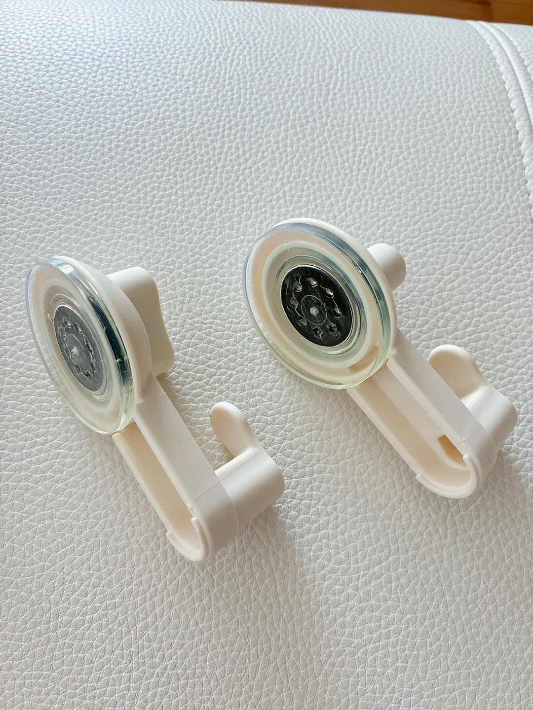 Set of 2 White Suction Cup Hooks - photo 2
