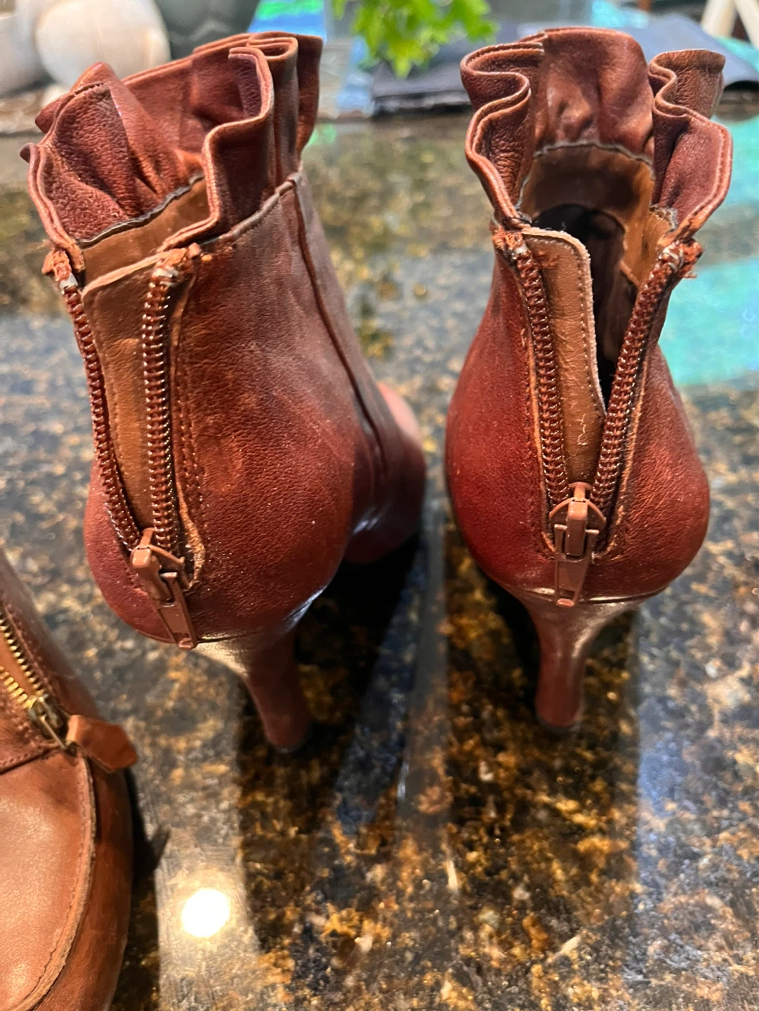 ME TOO Brown Leather Ruffled Ankle Boots - photo 3