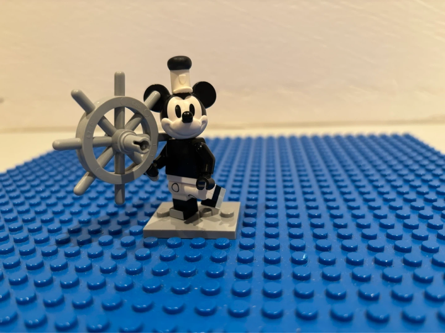 LEGO Mickey Mouse Steamboat Willie Minifigure - photo 3