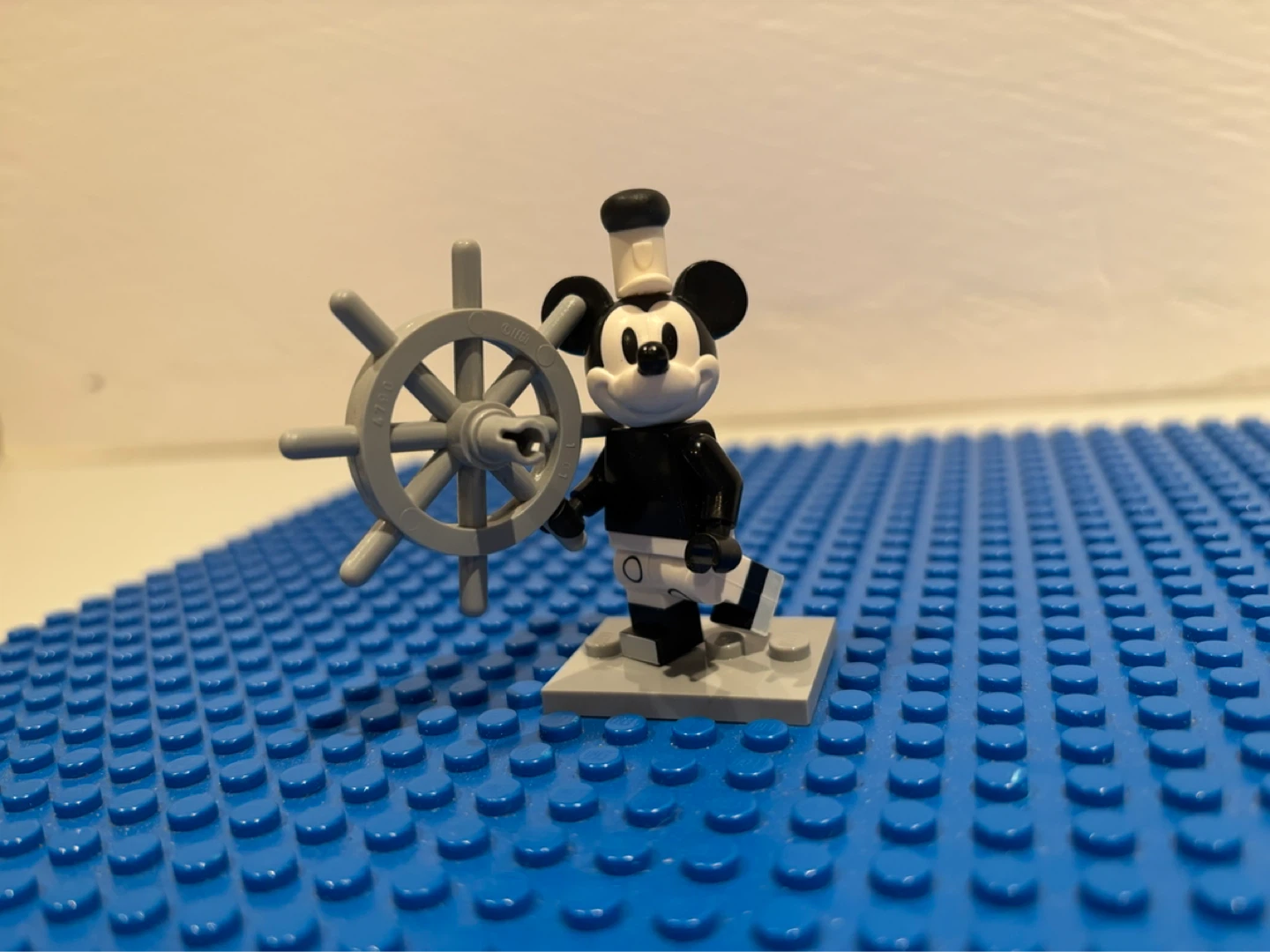 LEGO Mickey Mouse Steamboat Willie Minifigure - photo 4
