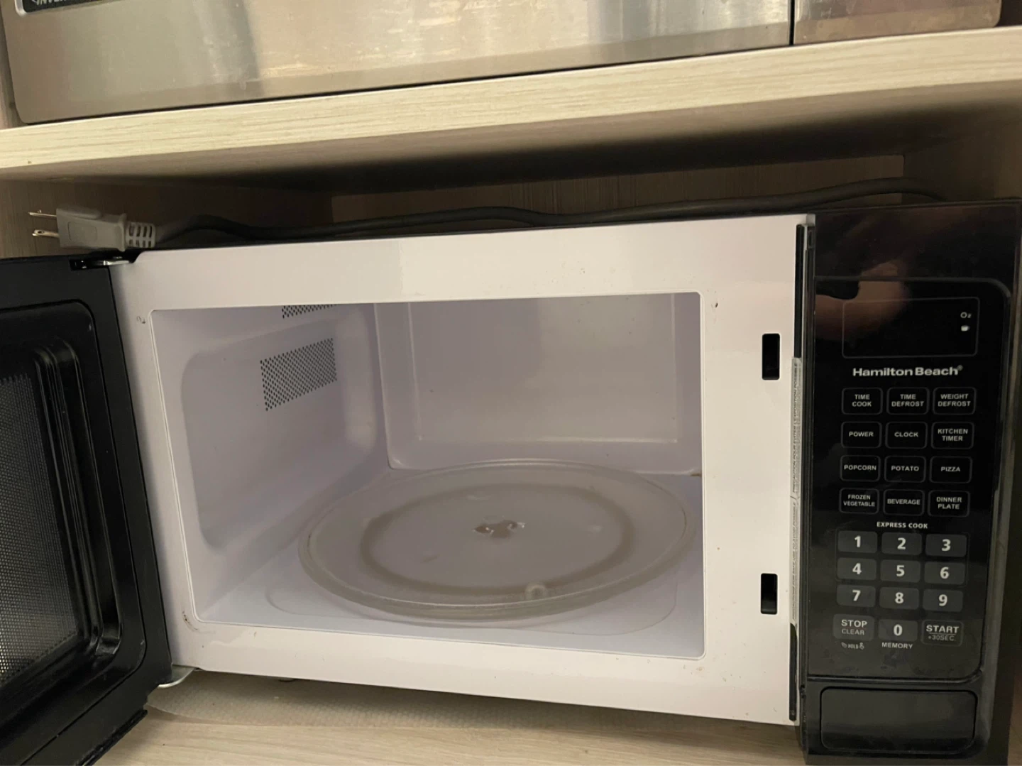 Hamilton Beach Microwave Oven - photo 2