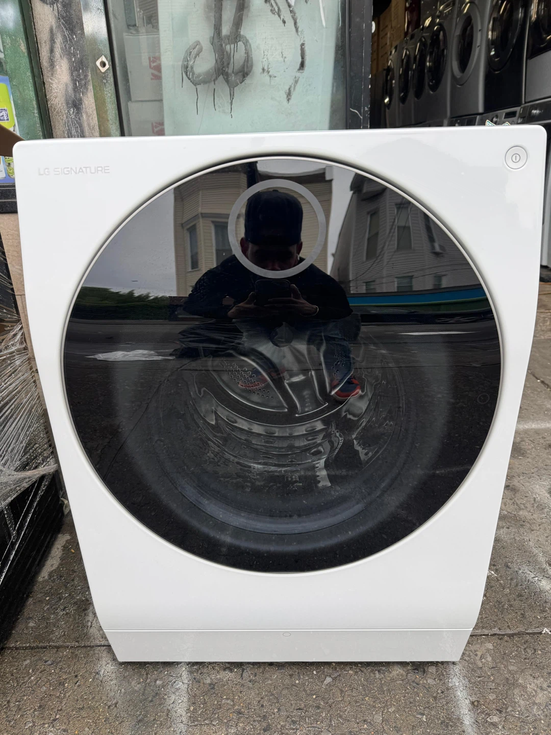 LG SIGNATURE. All-in-one washer dryer. 24'