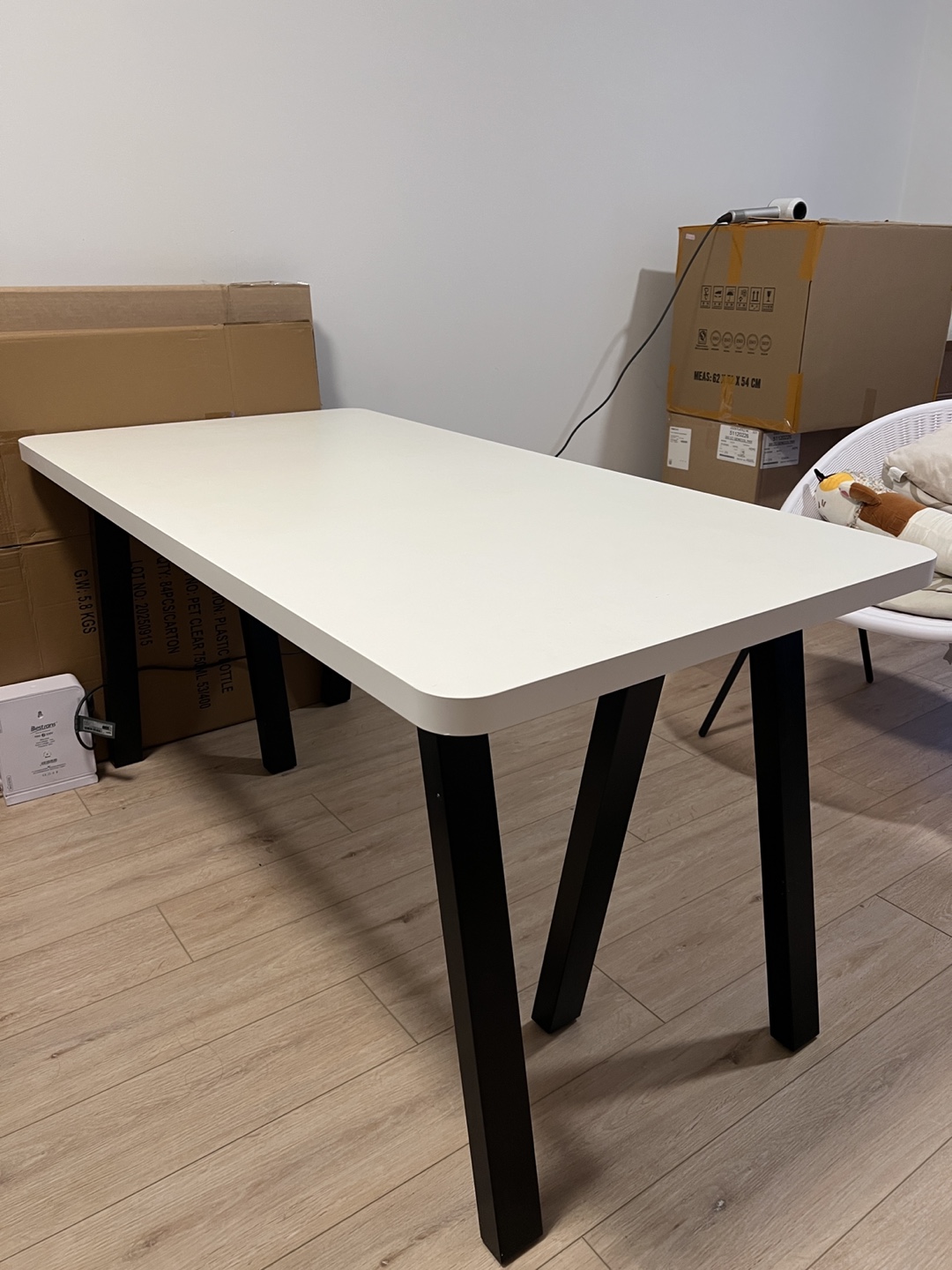 White Grebbestad Table with Black Legs