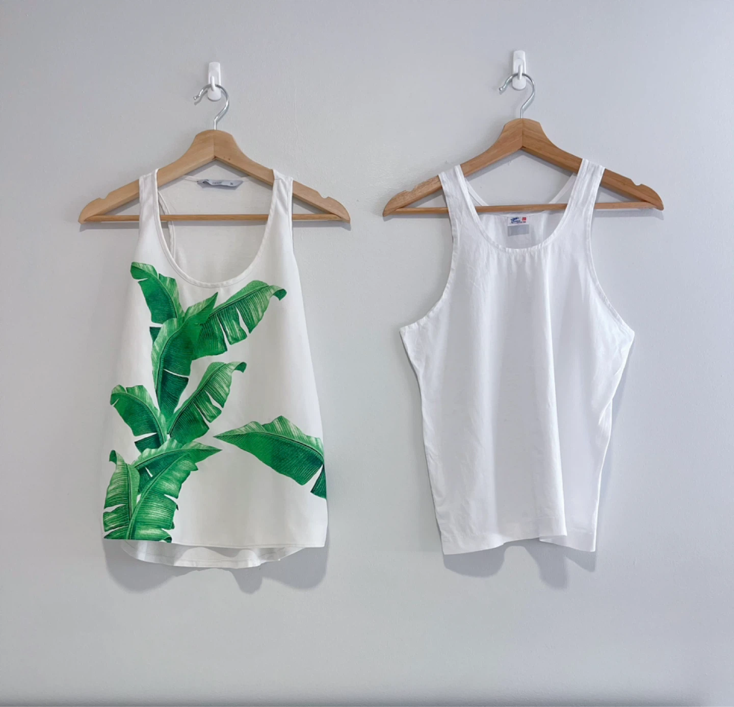 2 Women’s Tank Top  - Size M