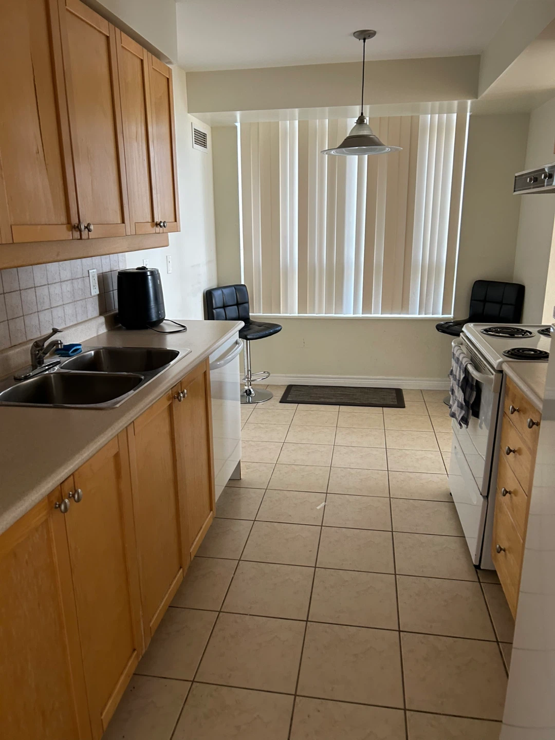 Large 2 bedroom + den corner condo for rent - photo 5