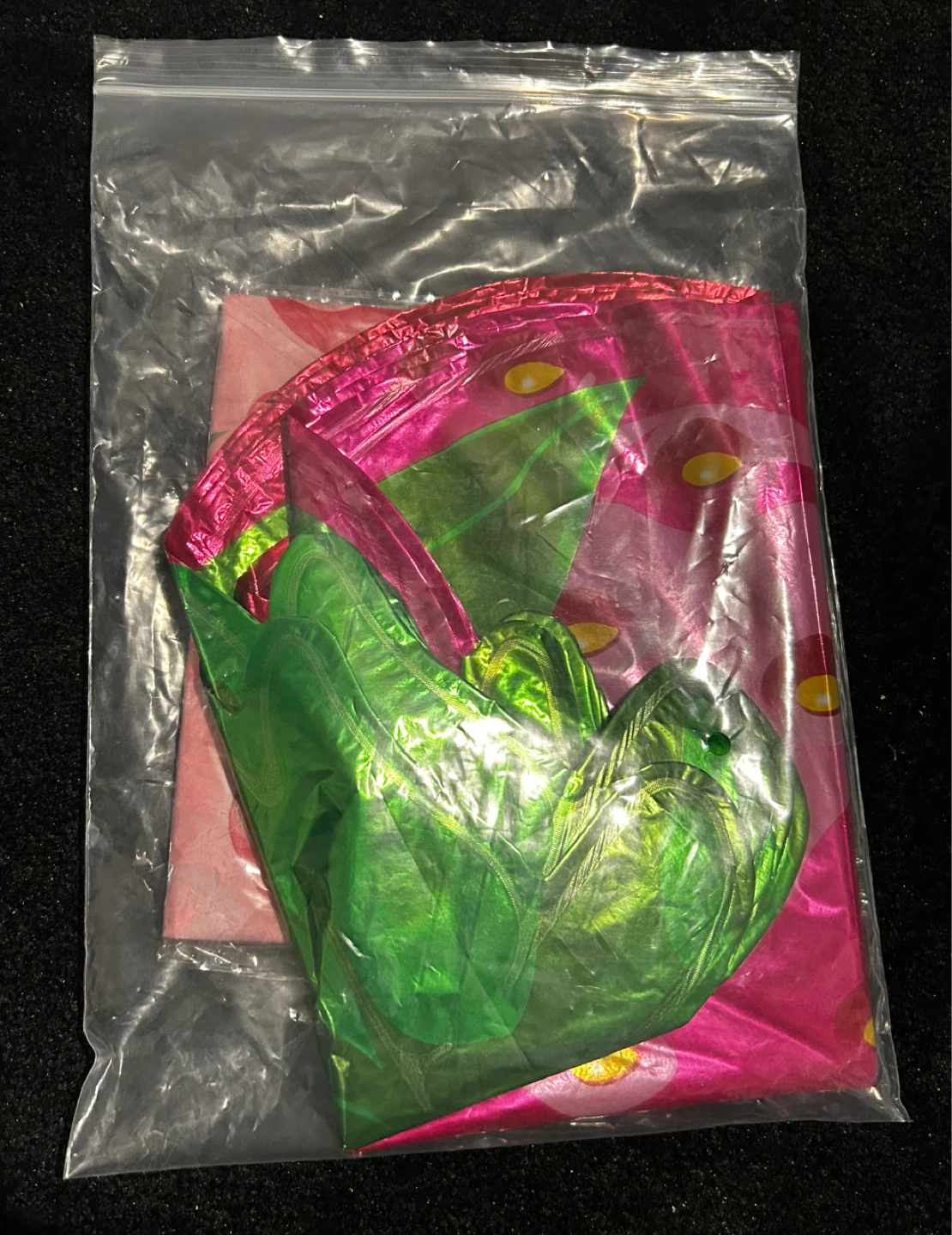 5 Strawberry Shaped Foil Balloons + tablecloth - photo 2