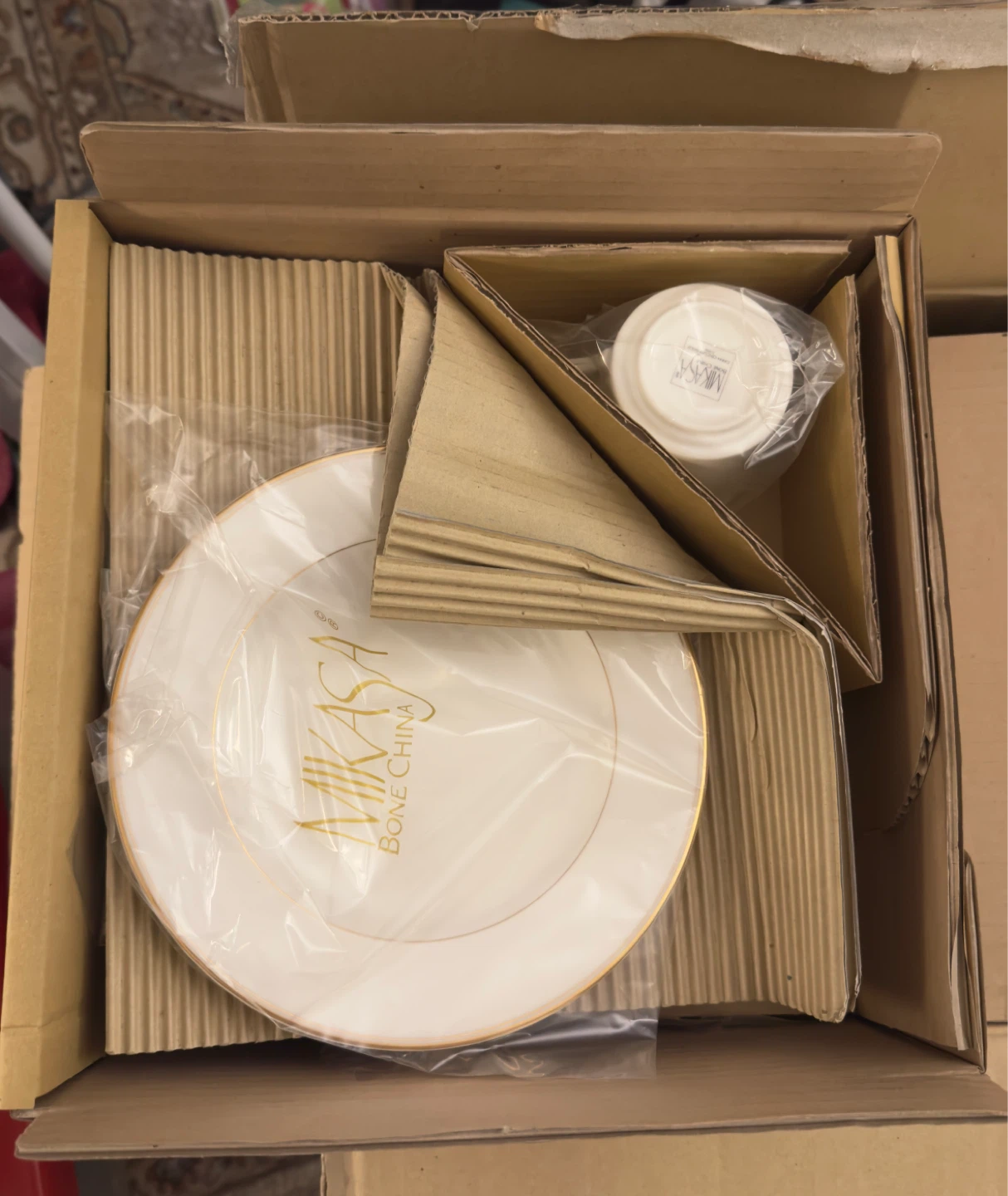 Mikasa Bone China Dinnerware Set with Gold Rim - photo 2