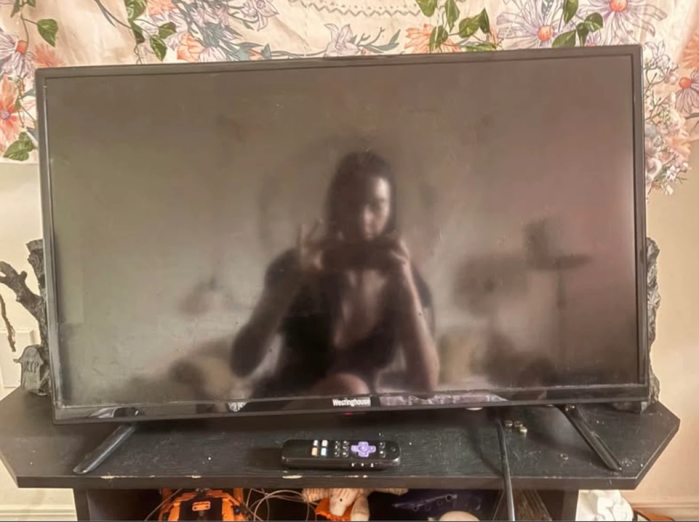 Westinghouse 32-inch LED TV - photo 2