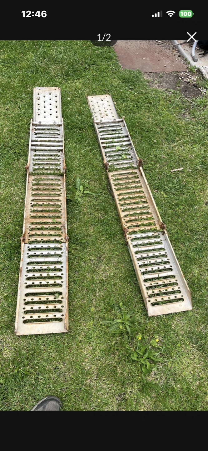 Heavy folding truck ramps