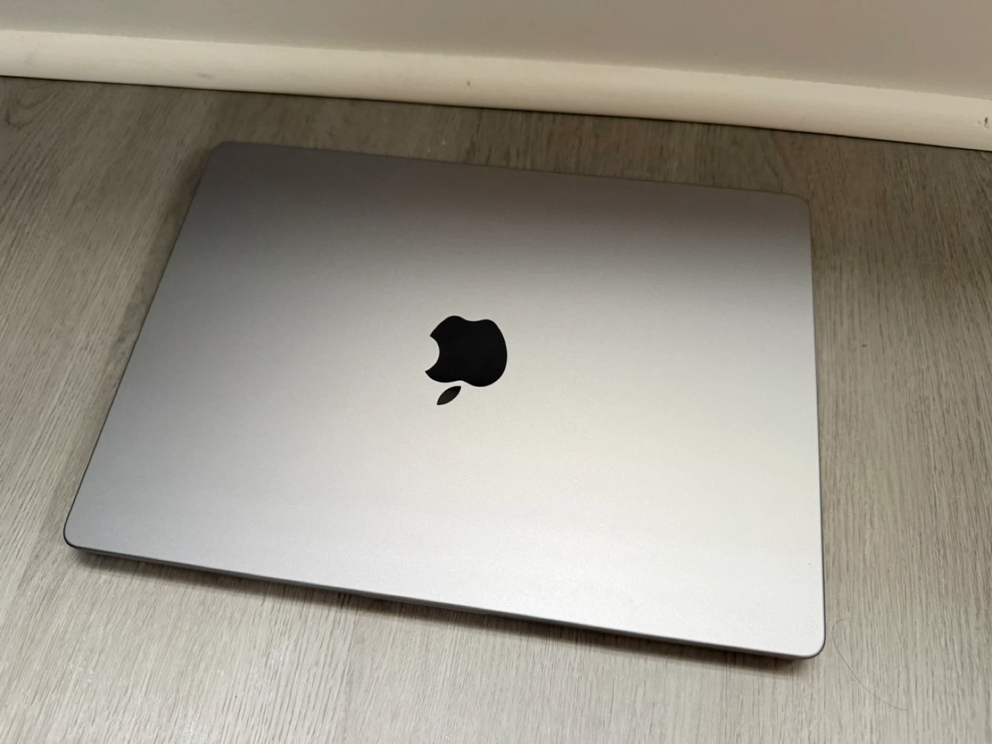 Apple MacBook Pro (Like New) - photo 2
