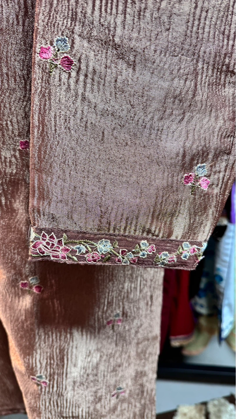 Crush tissue embroidered three piece suit - photo 4