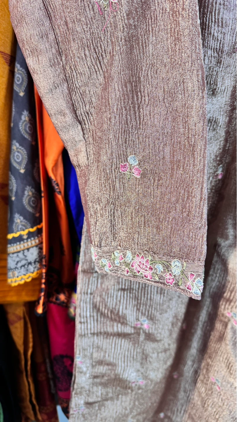 Crush tissue embroidered three piece suit - photo 5