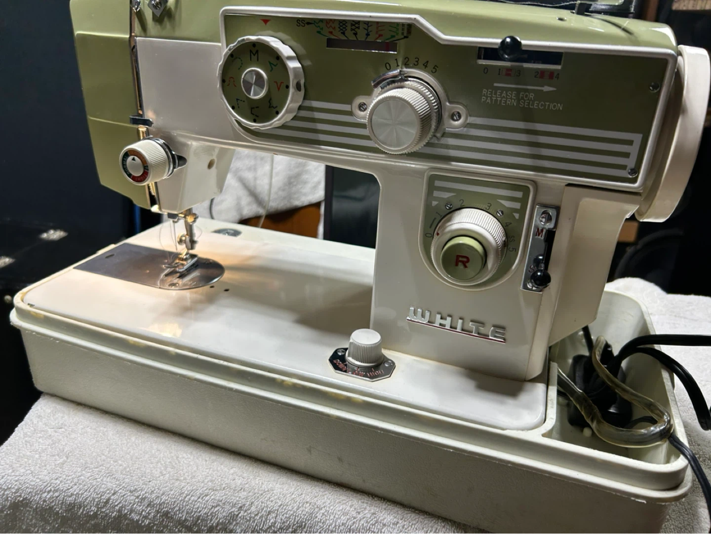 WHITE Sewing Machine model 675 - photo 2