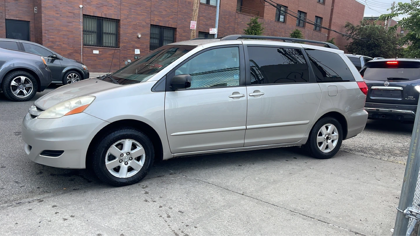 2008 Toyota Sienna LE Minivan - photo 3