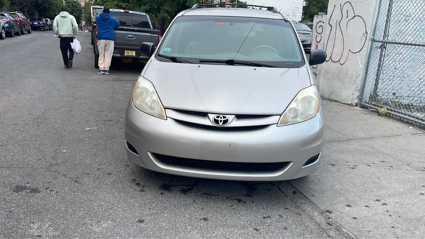 2008 Toyota Sienna LE Minivan