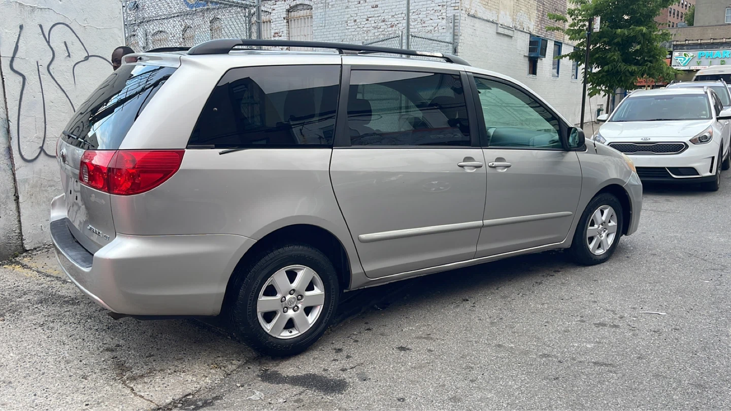 2008 Toyota Sienna LE Minivan - photo 4