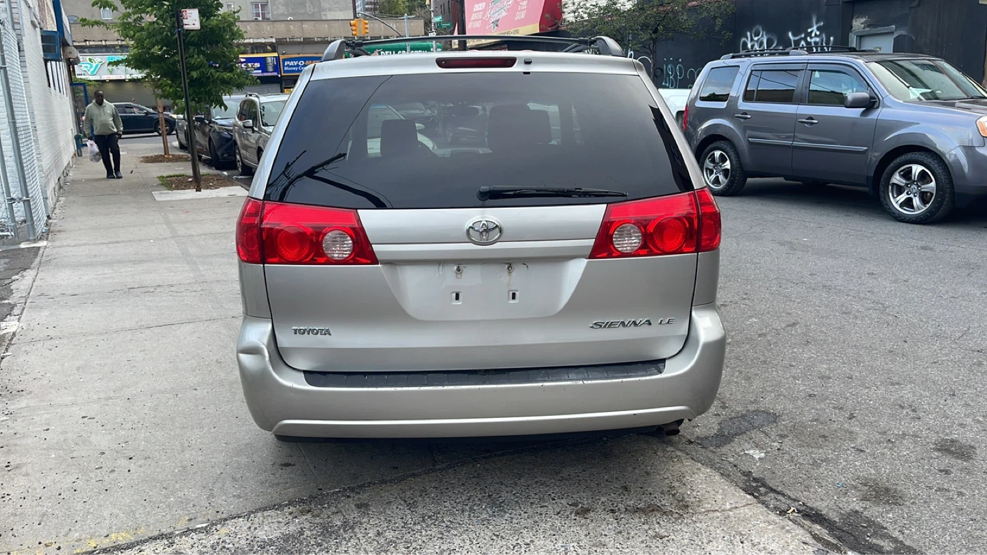 2008 Toyota Sienna LE Minivan - photo 5