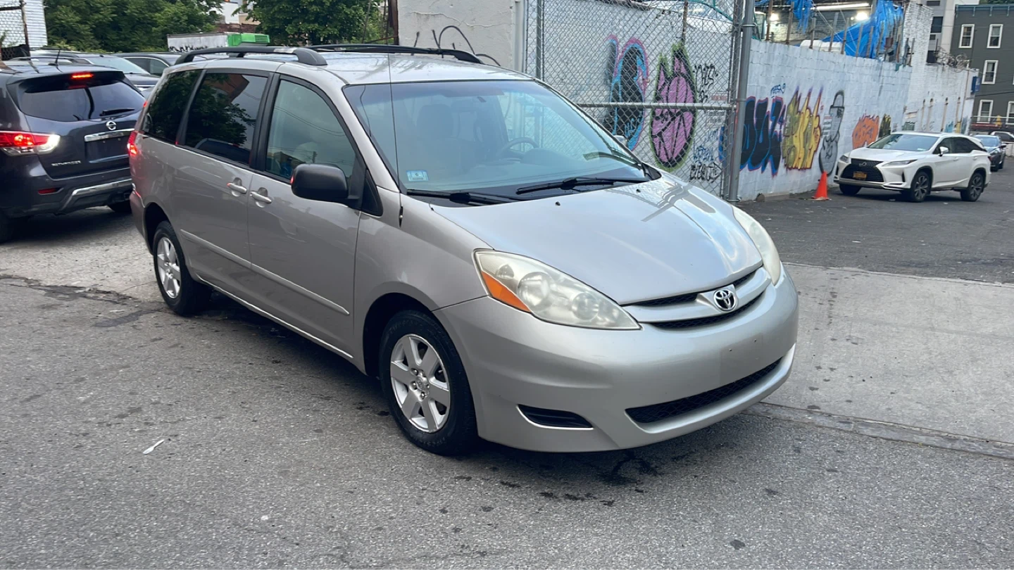2008 Toyota Sienna LE Minivan - photo 2