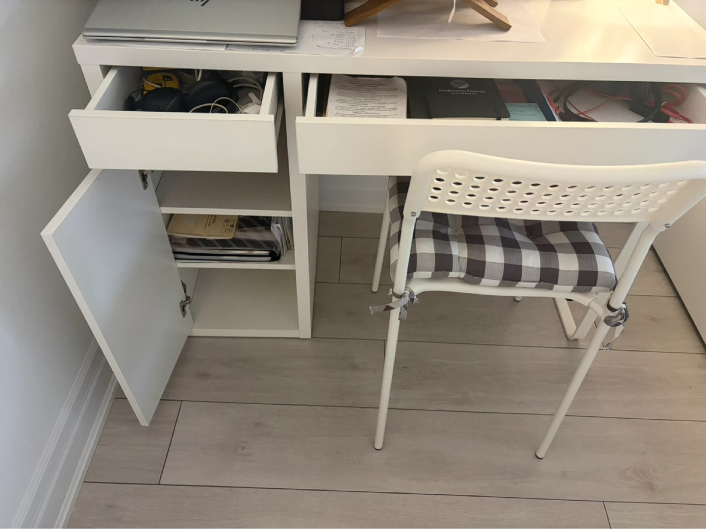 White IKEA MICKE Desk + chair and cushion - photo 3