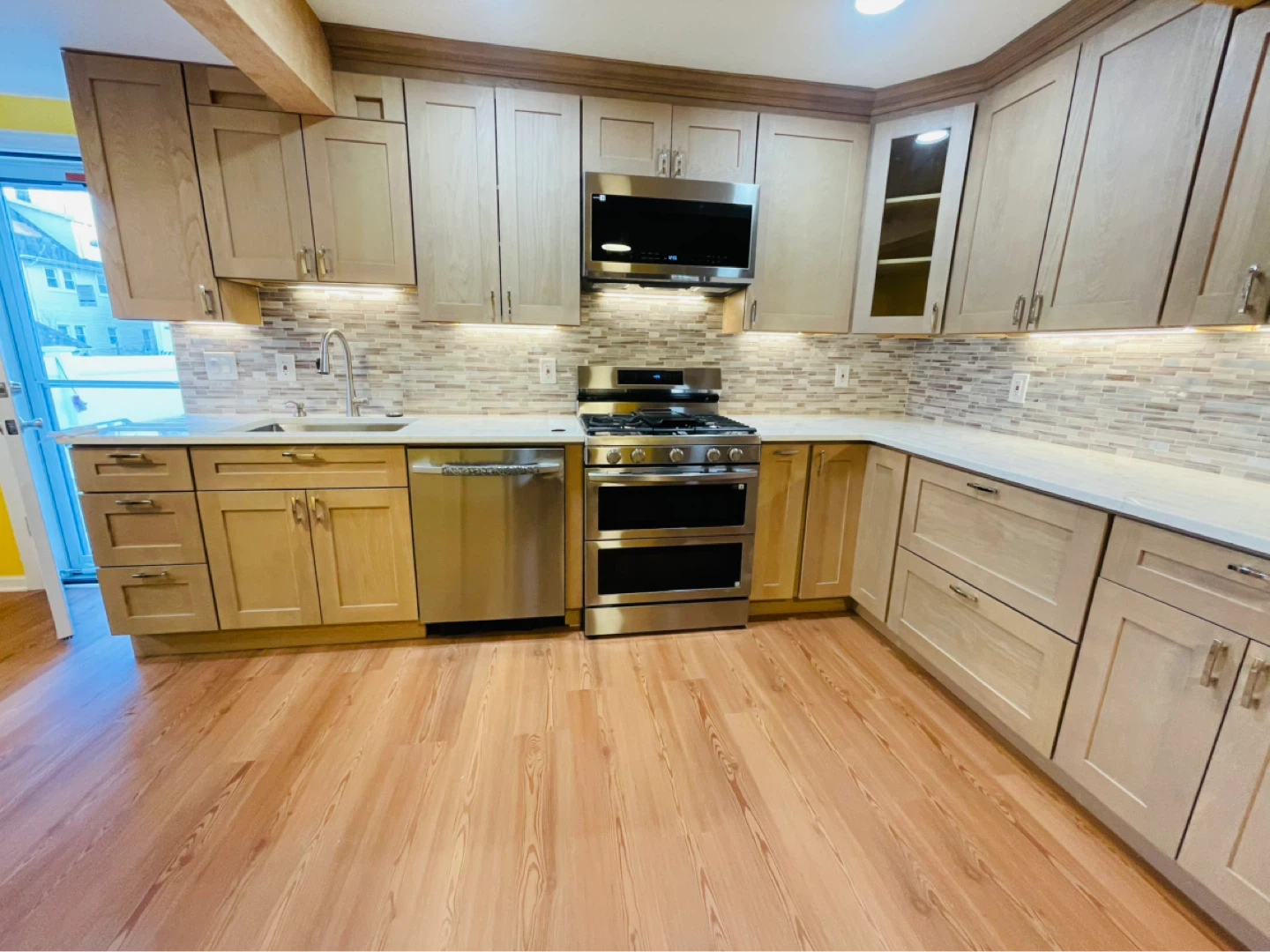 Luxury Custom kitchen and range hood - photo 5