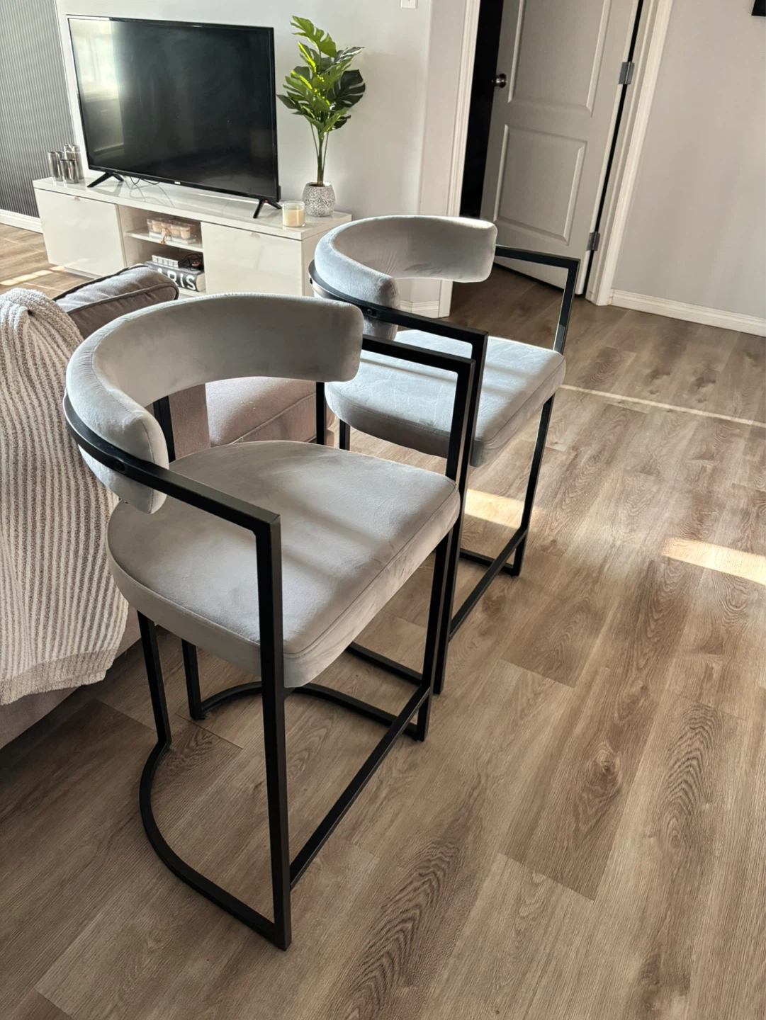 Set of 4 Grey Velvet Bar Stools - photo 3