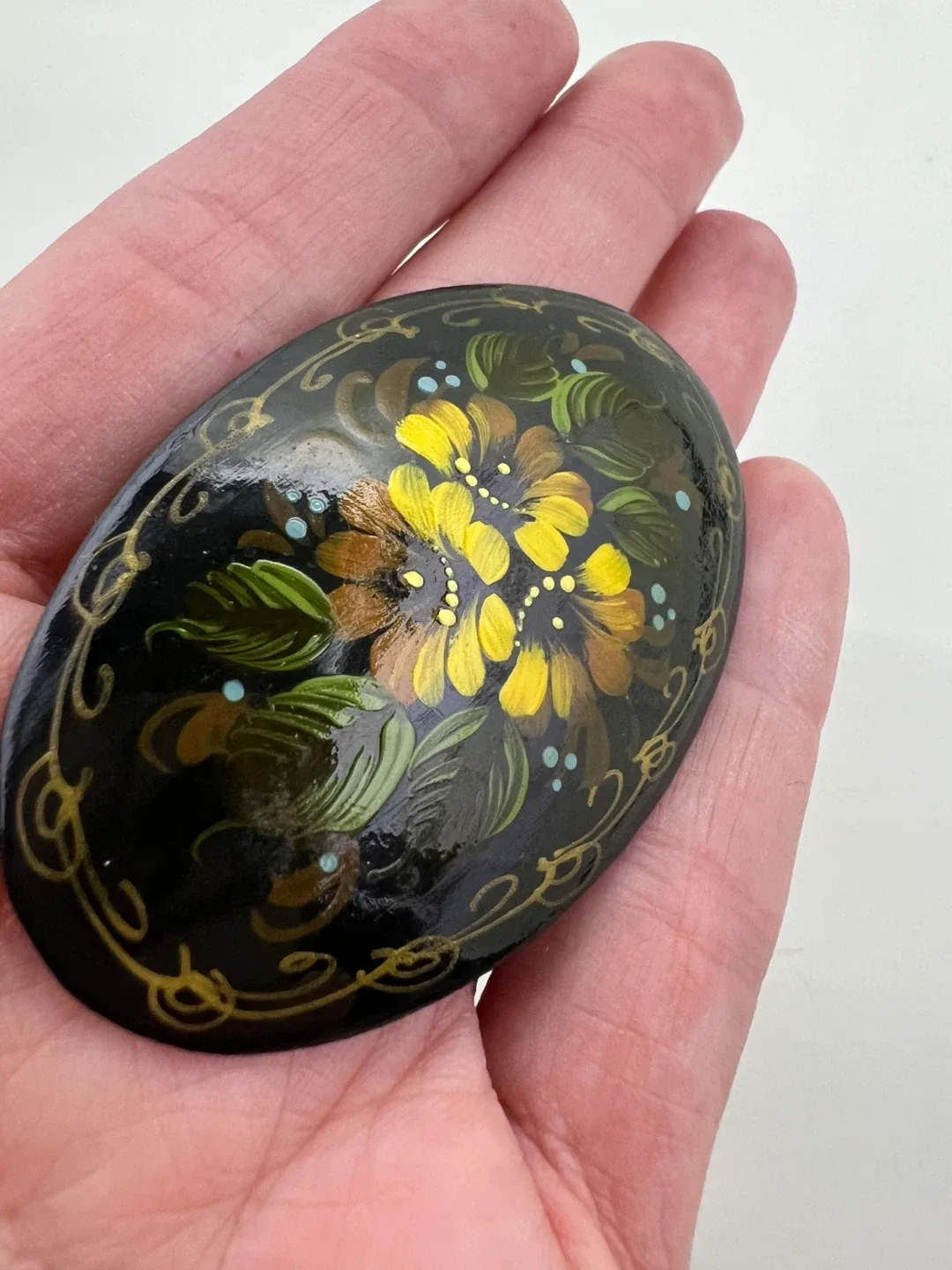 Vintage Russian Hand Painted Black Lacquer Wooden Floral Brooch - photo 3