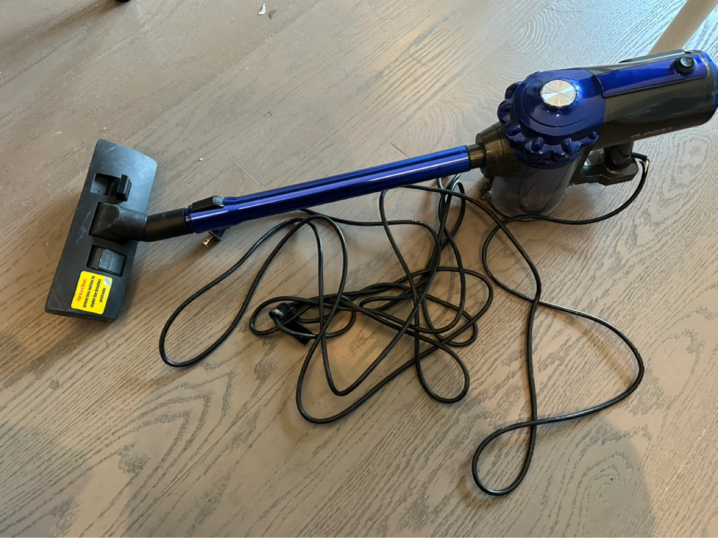 [FREE] Elezon E600 Vacuum Cleaner with attachments - photo 2