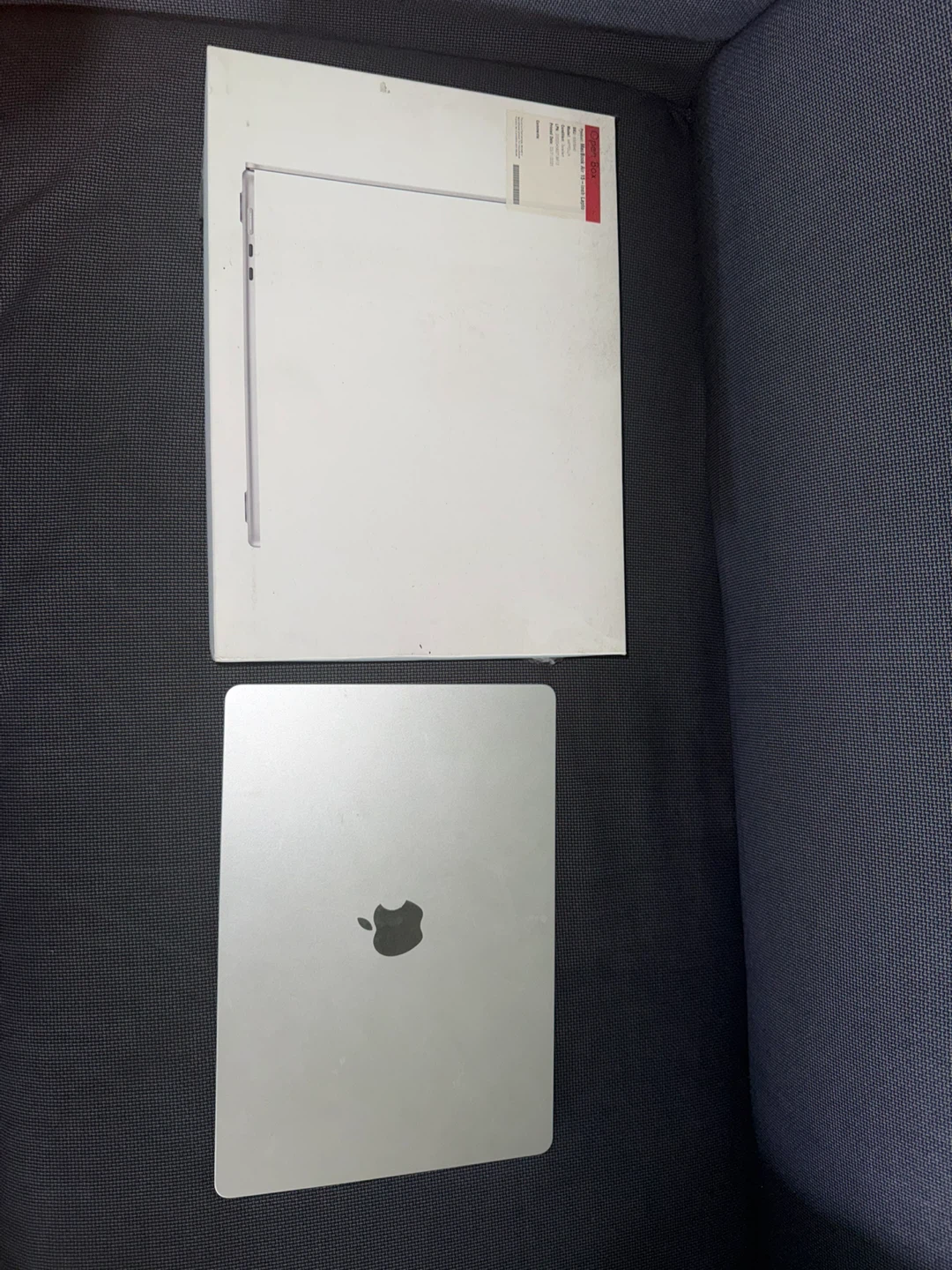 Apple MacBook Air 15-inch M3 8G  256GB 10/10 condition