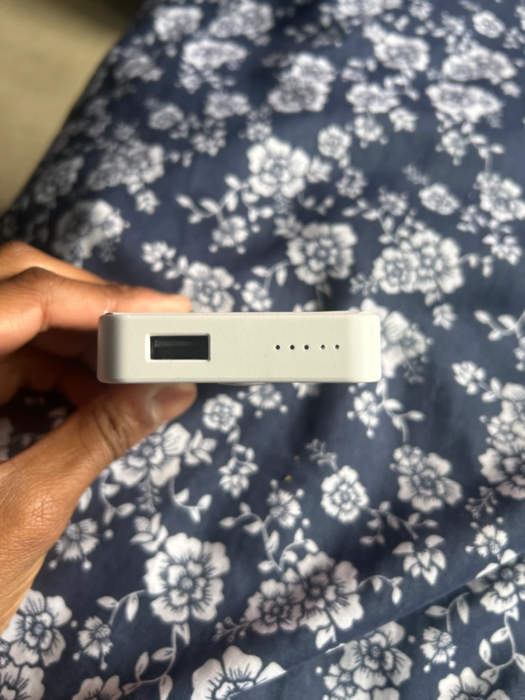White MagSafe Portable Charger - photo 3